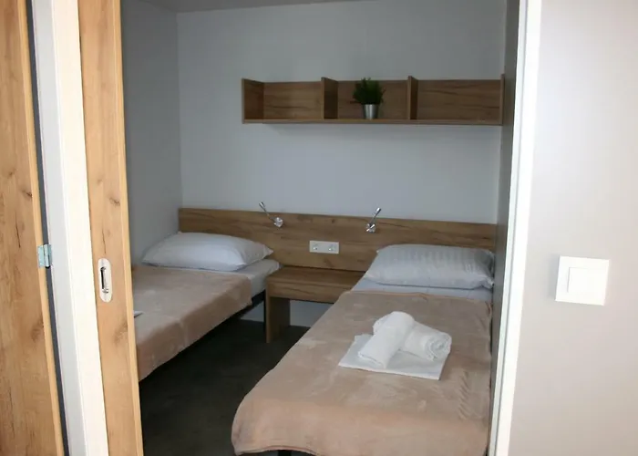 אתר קמפינג Mobile Homes Katinka, Paklenica, Croatia סטאריגרד-פקלניצה